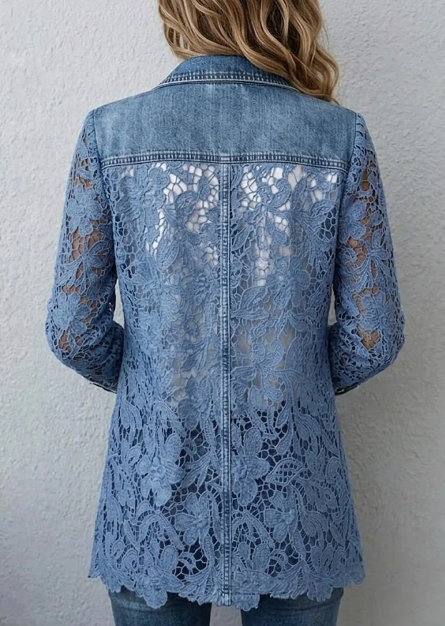 Chaqueta vaquera informal y elegante con detalles de encaje 3D en paneles.