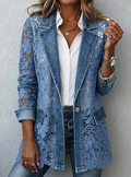 Chaqueta vaquera informal y elegante con detalles de encaje 3D en paneles.
