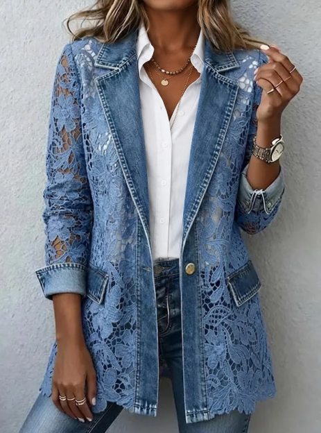 Chaqueta vaquera informal y elegante con detalles de encaje 3D en paneles.