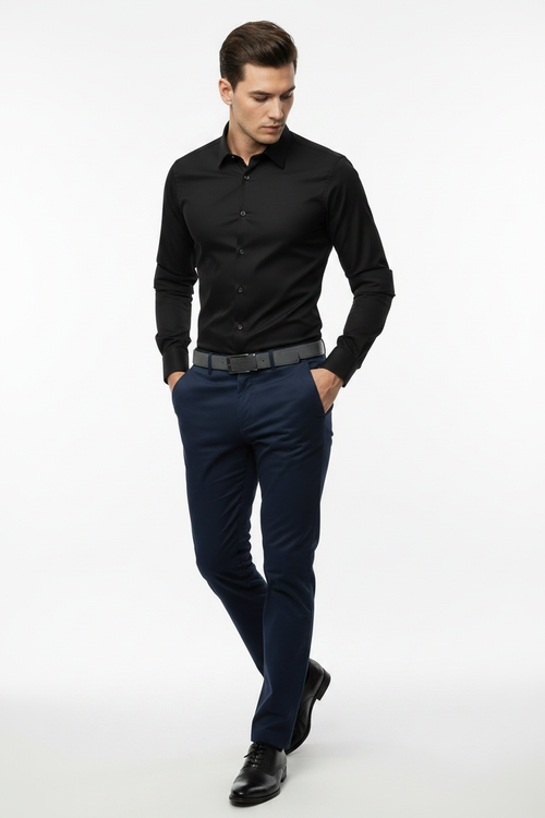 Modelo tupé camisa negra caminando